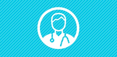Rund vit ikon med en vårdgivare som bär ett Littmann stetoskop på en turkos bakgrund.
