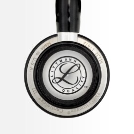 Närbild av pediatriksidan av ett 3M Littmann Cardiology III stetoskop med Littmann-märket.